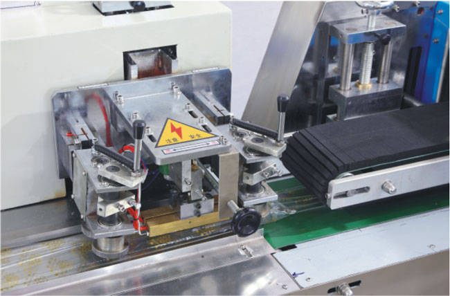 KD-260下走紙皮帶枕式包裝機機械細(xì)節(jié)